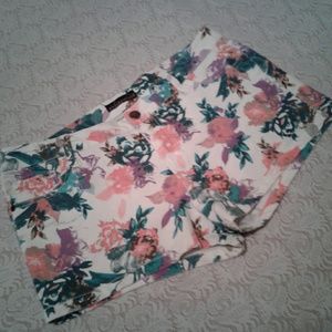 🌺 Nearly New Islandia Floral Denim Shorts